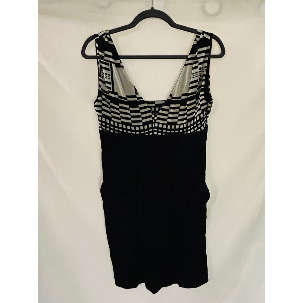 BCBGeneration Black White Geometric V-Neck Cutout Back Mini Dress Pockets Size 6
